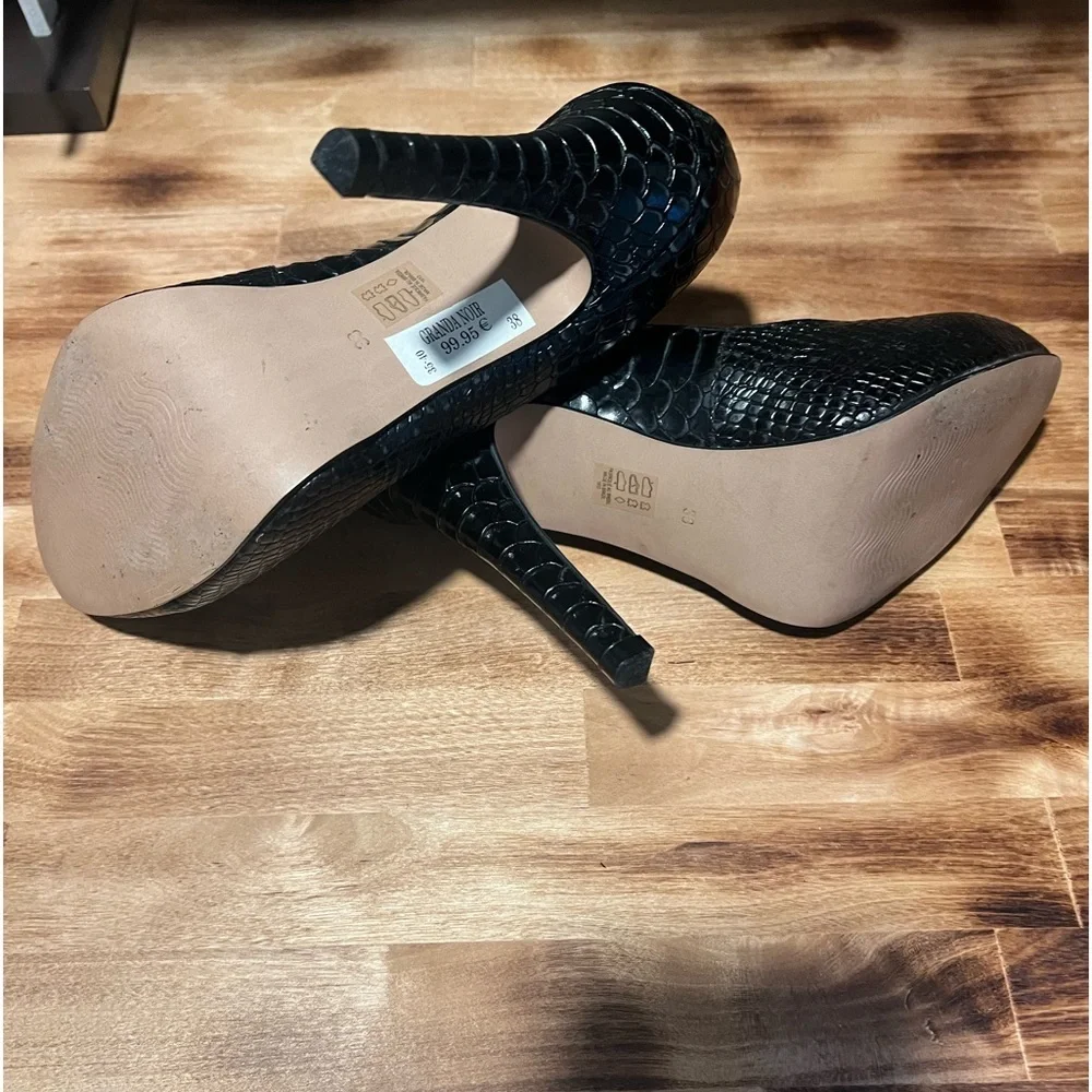 San Marina Black Leather Heel ~ Size 38 EU